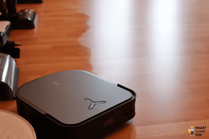 Der ECOVACS DEEBOT X2 OMNI wischt einen Laminatboden.
